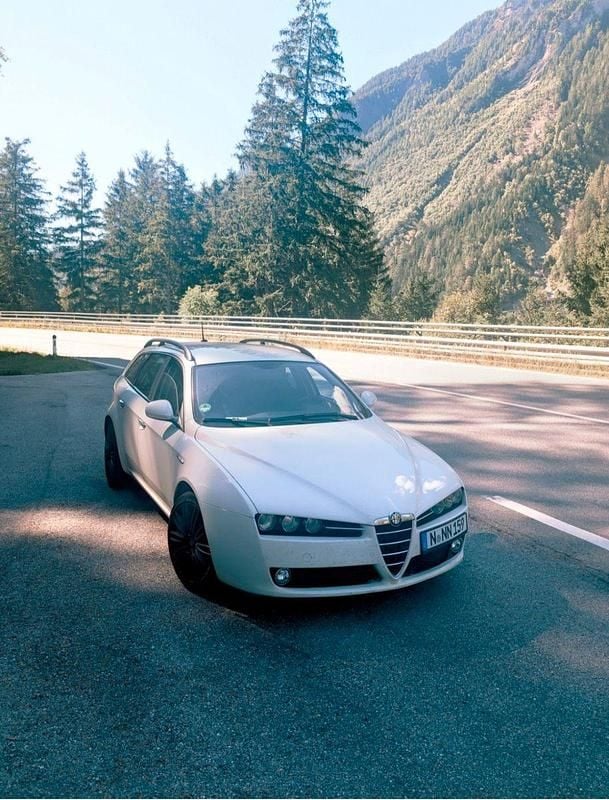 Weiß Gebraucht 2010 Alfa Romeo 159 Kombi | 2.200 € (Fairer Preis) - Bild 1/4