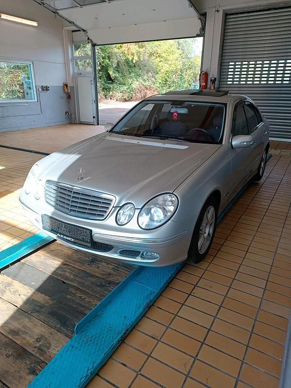 Silber Gebraucht 2005 Mercedes E220 Limousine | 4.680 € - Bild 1/4