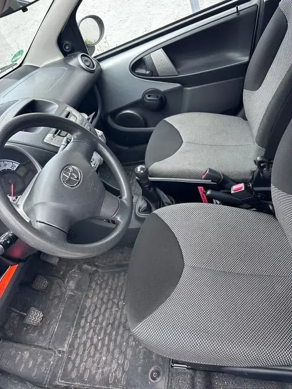 Gebraucht Toyota Aygo 68 PS (50 kW) 2012 Grau Kleinwagen