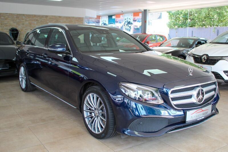 Blau Gebraucht 2017 Mercedes E250 Avantgarde Limousine | 24.999 € (Fairer Preis) - Bild 1/4
