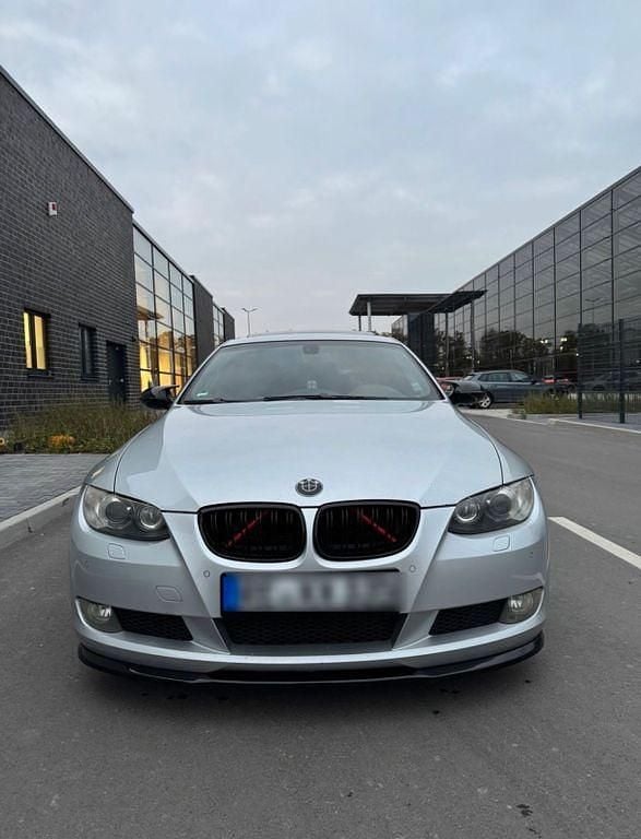 Silber Gebraucht 2007 BMW 330 Sport Line Coupé | 8.999 € (Fairer Preis) - Bild 1/4