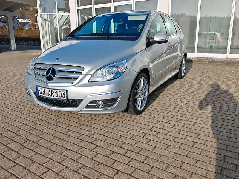 Gebraucht Mercedes B180 109 PS (80 kW) 2011 Silber Van / Kleinbus