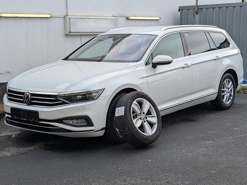 Weiß Gebraucht 2022 VW Passat Elegance Limousine | 17.255 € (Teuer) - Bild 1/4