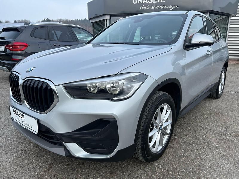 Glaciersilber metallic Gebraucht 2021 BMW X1 Advantage SUV | 21.400 € (Fairer Preis) - Bild 1/4