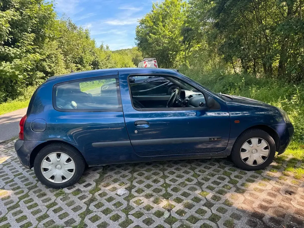 Gebraucht Renault Clio II 75 PS (55 kW) 2002 Blau Kleinwagen