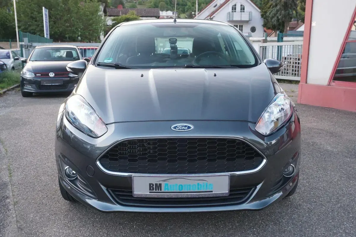 Gebraucht Ford Fiesta Celebration 101 PS (74 kW) 2016 Grau Kleinwagen