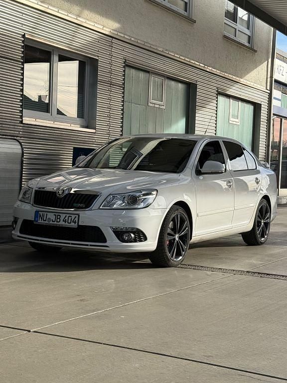 Weiß Gebraucht 2009 Skoda Octavia RS Limousine | 7.900 € (Etwas zu teuer) - Bild 1/4