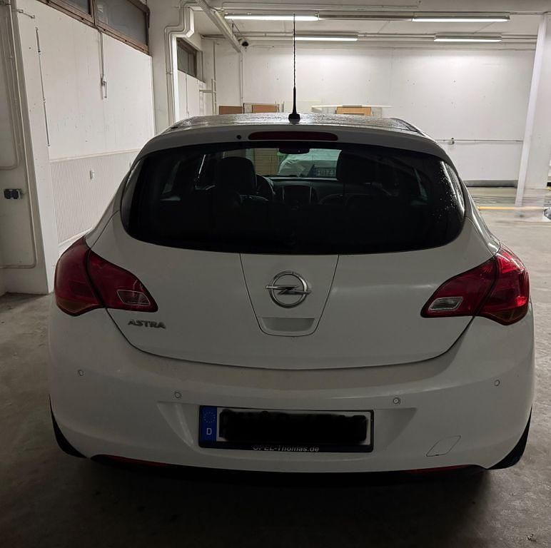 Gebraucht Opel Astra Edition 116 PS (85 kW) 2012 Weiß Limousine