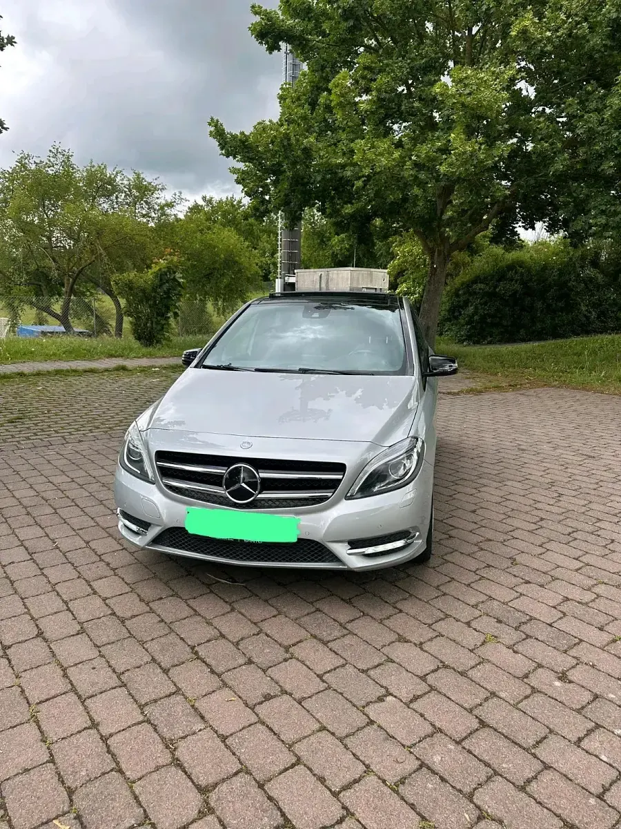 Używany Mercedes B250 211 KM (155 kW) 2013 Srebrny Minivan