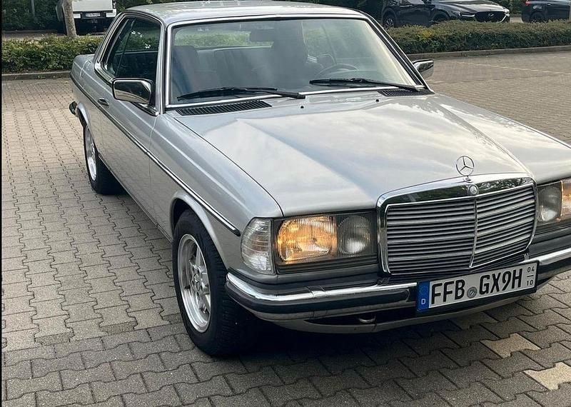Gebraucht Mercedes 230 136 PS (100 kW) 1982 Silber Coupé