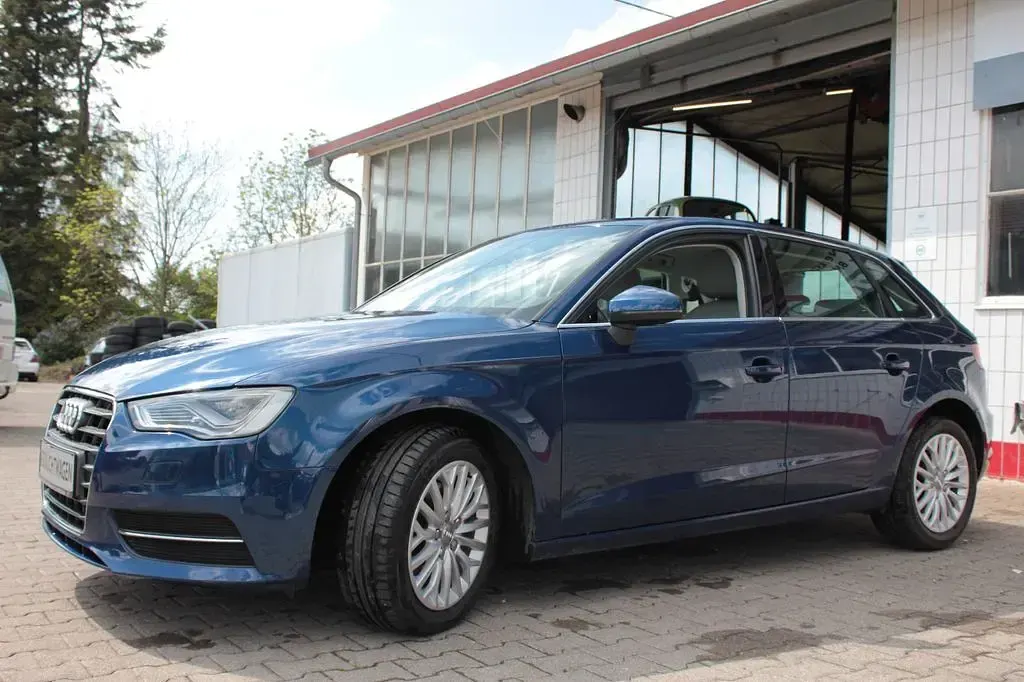 Gebraucht Audi A3 Ambiente 150 PS (110 kW) 2014 Blau Limousine