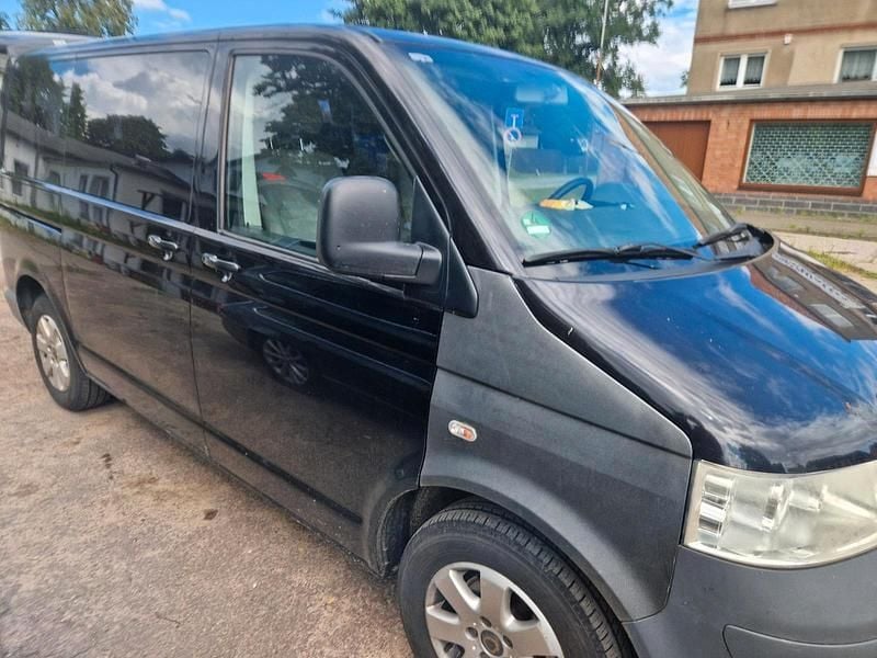 Second-hand VW Caravelle 131 CP (96 kW) 2004 Negru Van