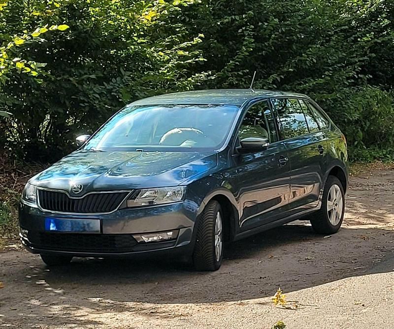 Grau Gebraucht 2017 Skoda Rapid Ambition Kombi | 8.800 € (Fairer Preis) - Bild 1/4