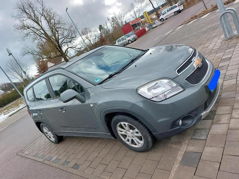 Grau Gebraucht 2011 Chevrolet Orlando Van / Kleinbus | 5.790 € (Fairer Preis) - Bild 1/4