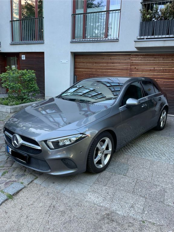 Silber Gebraucht 2019 Mercedes A180 Limousine | 18.400 € (Fairer Preis) - Bild 1/4