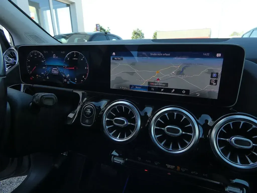 Gebraucht Mercedes B180 116 PS (85 kW) 2019 Mountaingrau Kleinwagen