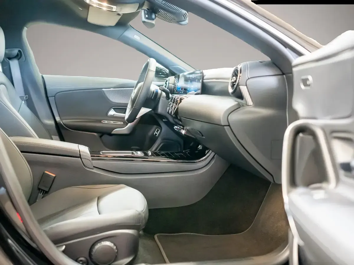Gebraucht Mercedes CLA180 136 PS (100 kW) 2025 Schwarz Limousine