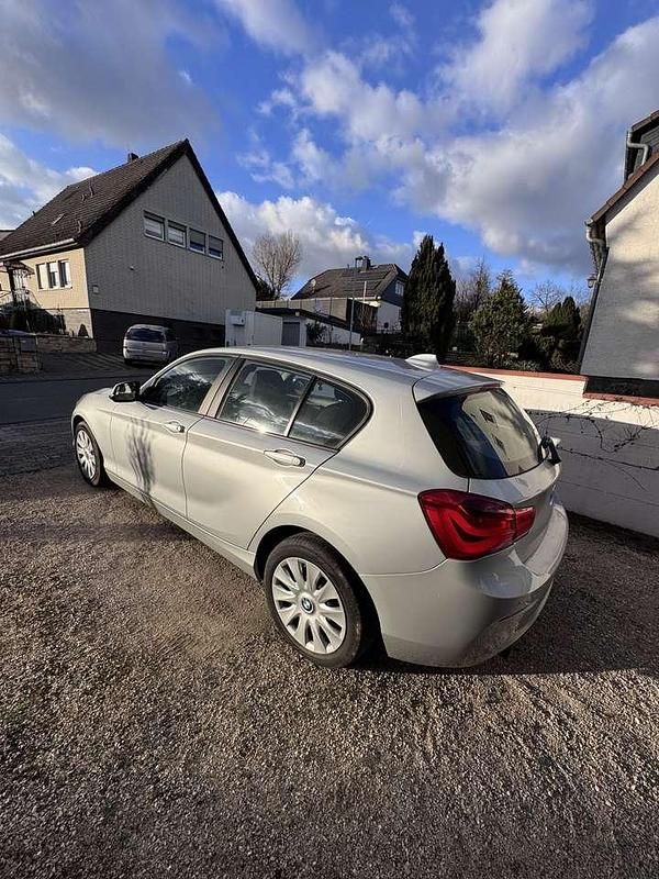 Grau Gebraucht 2016 BMW 118 Advantage Kleinwagen | 14.490 € (Etwas zu teuer) - Bild 1/4