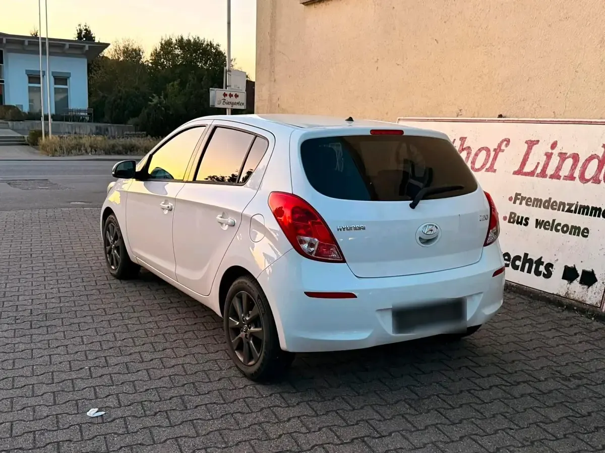 Gebraucht Hyundai i20 101 PS (74 kW) 2014 Weiß Kleinwagen