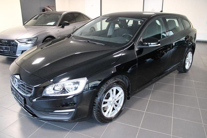 Schwarz Gebraucht 2018 Volvo V60 Kinetic Kombi | 13.490 € (Superpreis) - Bild 1/4