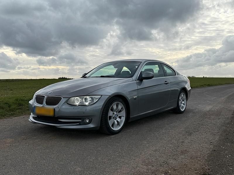 Gebraucht BMW 330 245 PS (180 kW) 2012 Grau Coupé