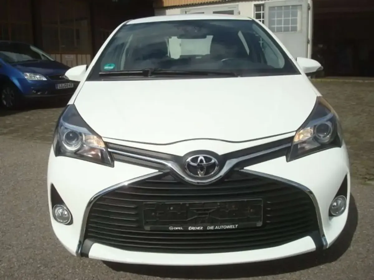 Gebraucht Toyota Yaris 69 PS (50 kW) 2016 Weiß Kleinwagen