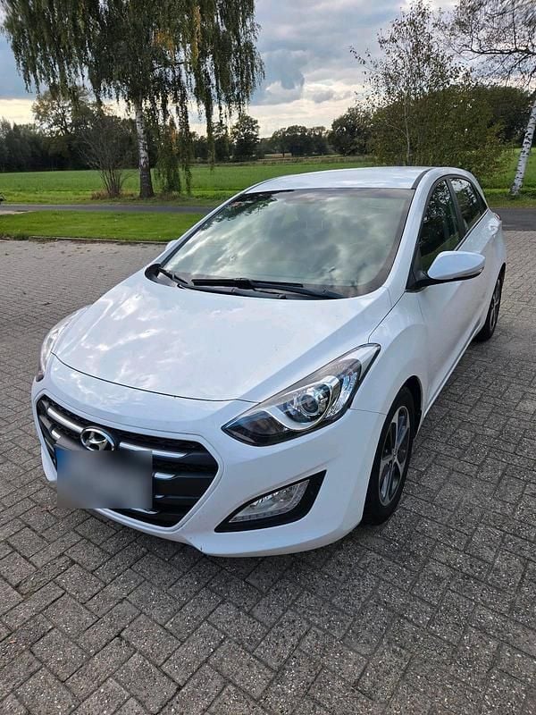 Weiß Gebraucht 2017 Hyundai i30 Limousine | 10.800 € (Superpreis) - Bild 1/4
