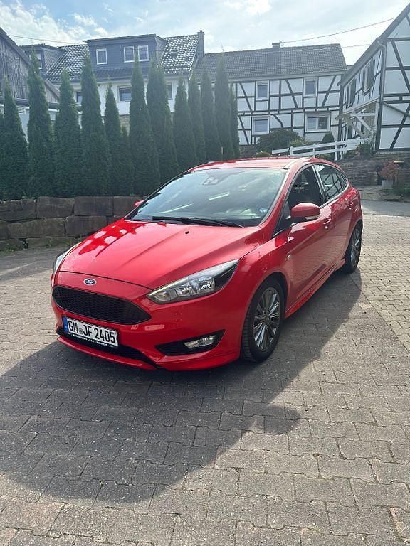 Rot Gebraucht 2018 Ford Focus ST-Line Limousine | 13.900 € (Guter Preis) - Bild 1/4