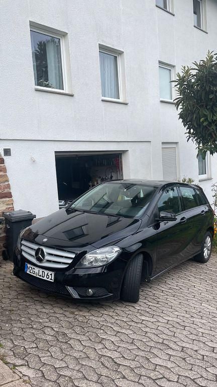 Gebraucht Mercedes B180 122 PS (89 kW) 2013 Schwarz Van / Kleinbus