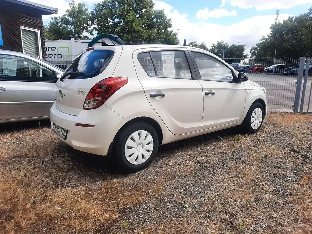 Gebraucht Hyundai i20 Edition 86 PS (63 kW) 2013 Weiß Kleinwagen