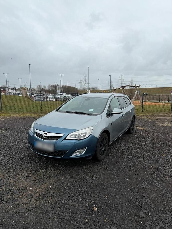 Gebraucht Opel Astra Edition 116 PS (85 kW) 2011 Grau Kombi