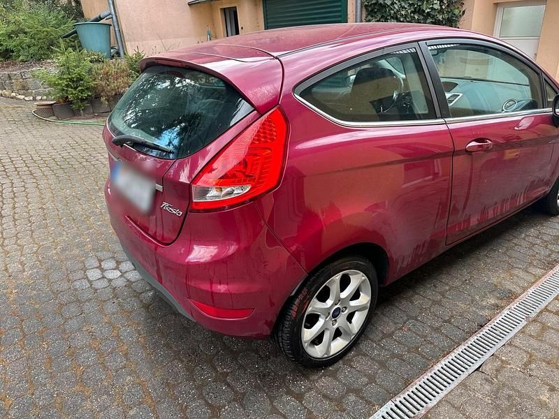 Gebraucht Ford Fiesta 96 PS (70 kW) 2009 Rot Kleinwagen