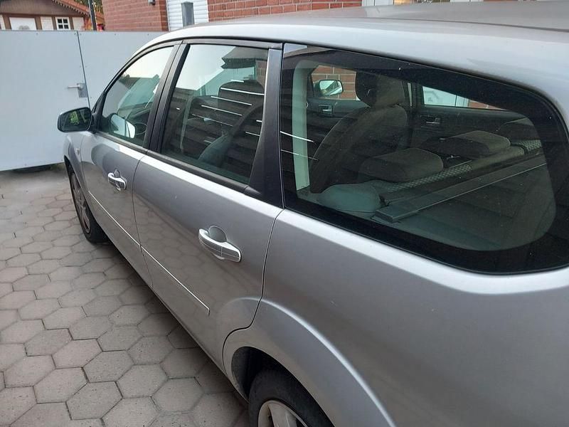 Grau Gebraucht 2007 Ford Focus Limousine | 900 € (Superpreis) - Bild 1/4