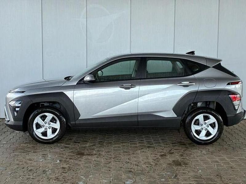 Neu Hyundai Kona Comfort 101 PS (74 kW) 2025 Shimmering silver SUV