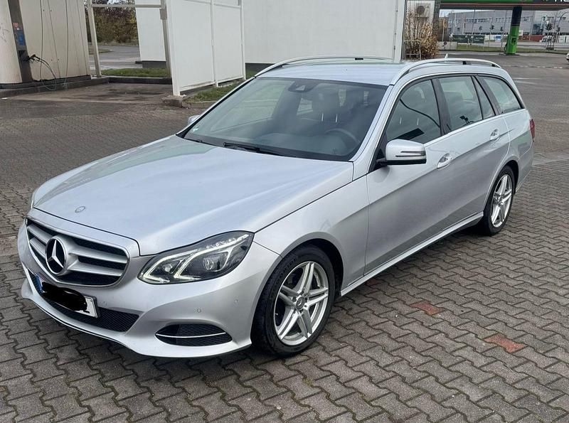 Silber Gebraucht 2015 Mercedes E200 Avantgarde Kombi | 12.222 € (Superpreis) - Bild 1/4