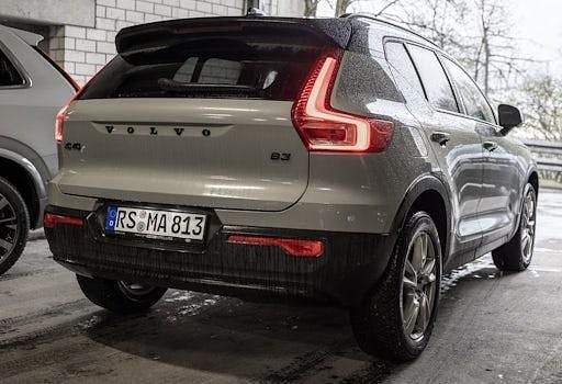 Neu Volvo XC40 Plus 163 PS (119 kW) 2025 Grau SUV