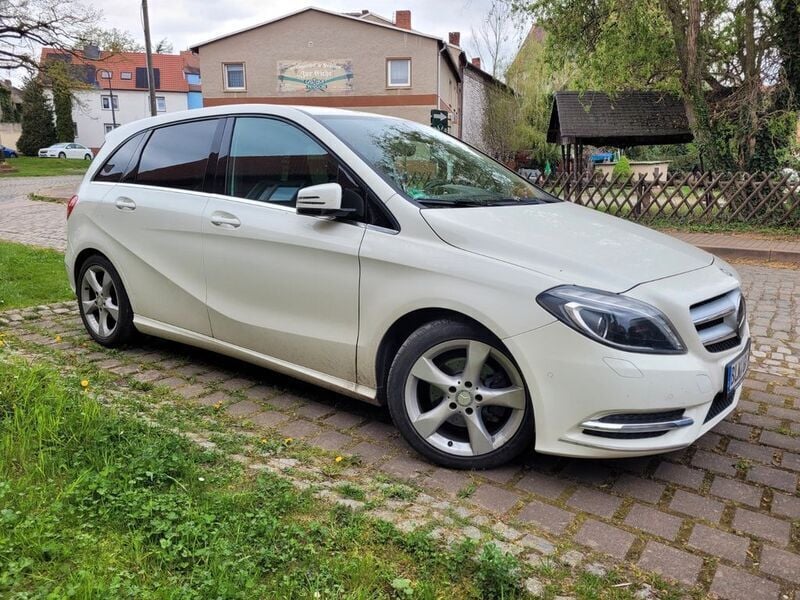 Weiß Gebraucht 2013 Mercedes B180 Van / Kleinbus | 8.700 € (Fairer Preis) - Bild 1/4