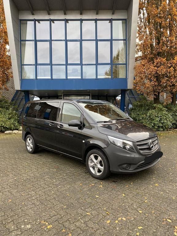 Schwarz Gebraucht 2023 Mercedes Vito Van / Kleinbus | 38.000 € (Fairer Preis) - Bild 1/4