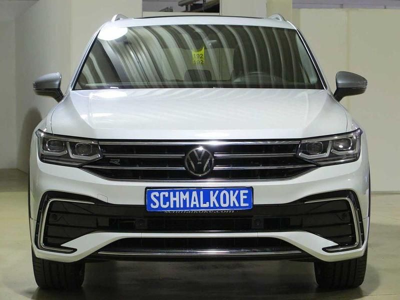 Oryxweiß perlmutteffekt (metallic) Gebraucht 2022 VW Tiguan Allspace R-line SUV | 34.500 € (Guter Preis) - Bild 1/4