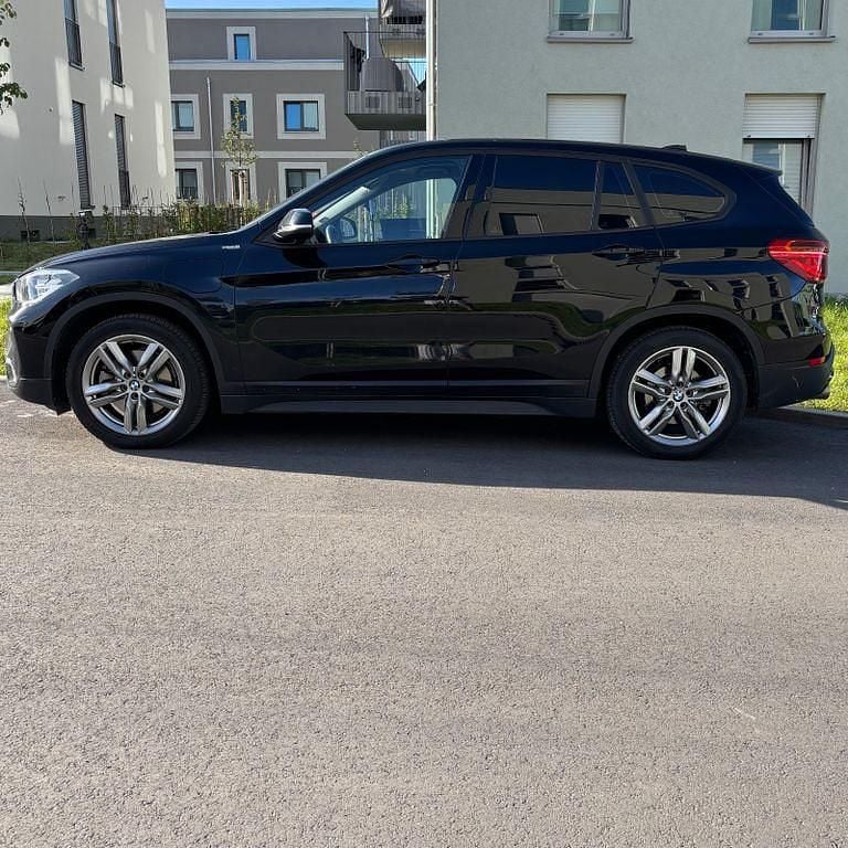 Schwarz Gebraucht 2021 BMW X1 Comfort Edition SUV | 22.950 € (Superpreis) - Bild 1/4