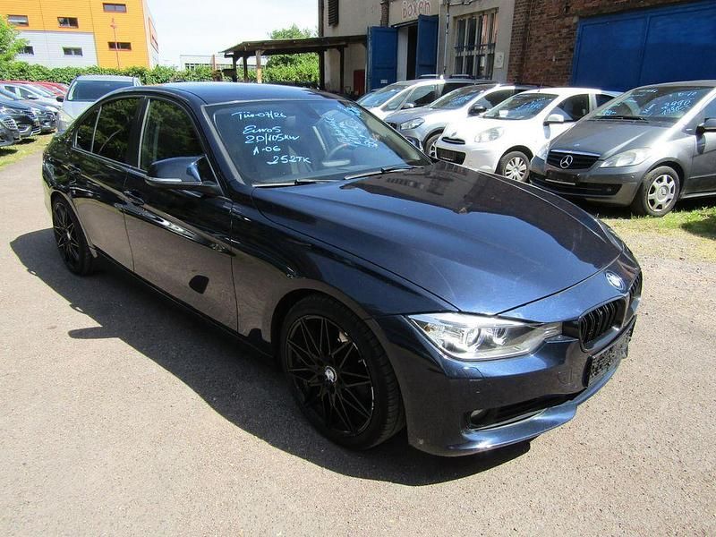Blau Gebraucht 2015 BMW 318 Limousine | 7.490 € (Guter Preis) - Bild 1/4
