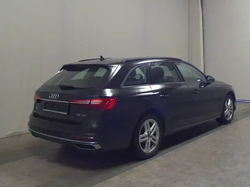 Second-hand Audi A4 Advanced 163 CP (119 kW) 2023 Negru Break