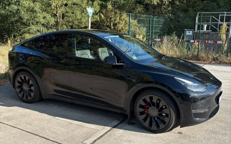 Schwarz Gebraucht 2022 Tesla Model Y Performance SUV | 41.500 € (Etwas zu teuer) - Bild 1/4