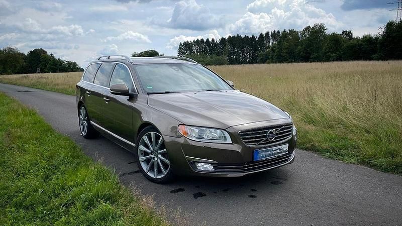Braun Gebraucht 2013 Volvo V70 Summum Kombi | 9.500 € (Fairer Preis) - Bild 1/4