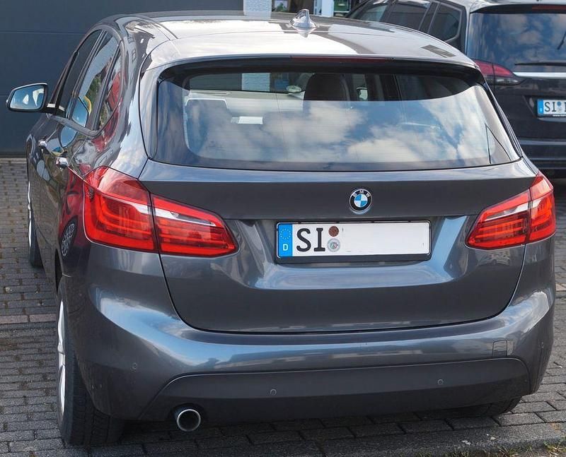 Gebraucht BMW 214 Active Tourer 95 PS (69 kW) 2016 Grau Van / Kleinbus