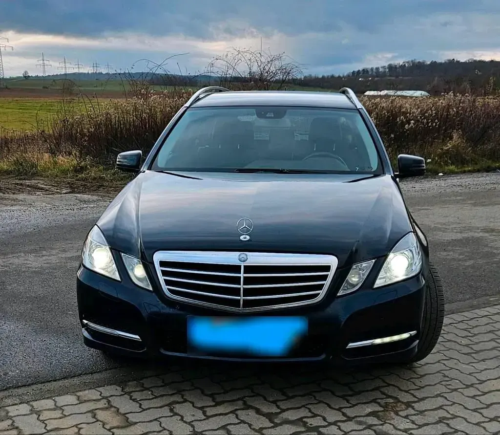 Gebraucht Mercedes E220 170 PS (125 kW) 2012 Blau Kombi