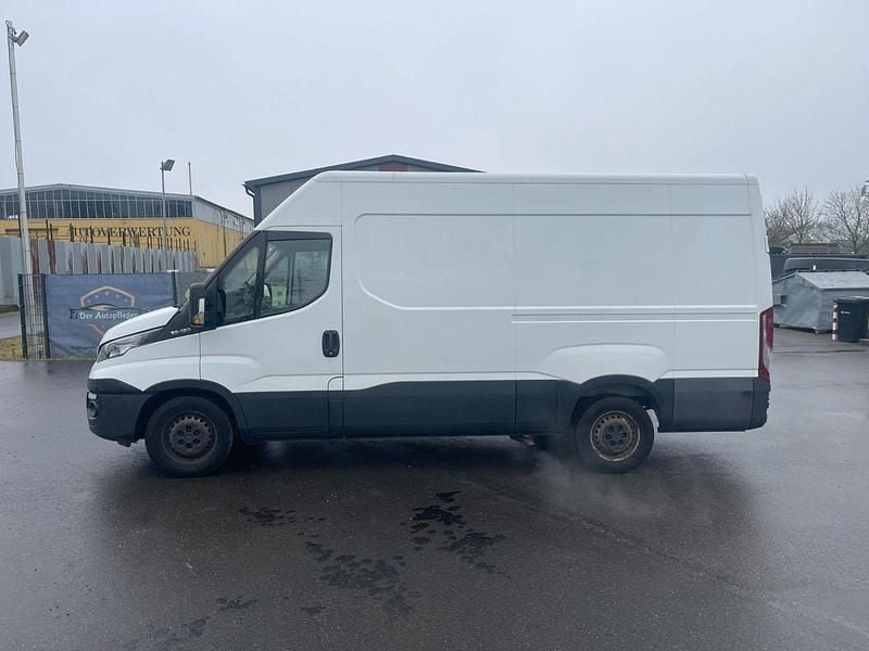 Second-hand Iveco Daily 116 CP (85 kW) 2017 Alb Monovolum