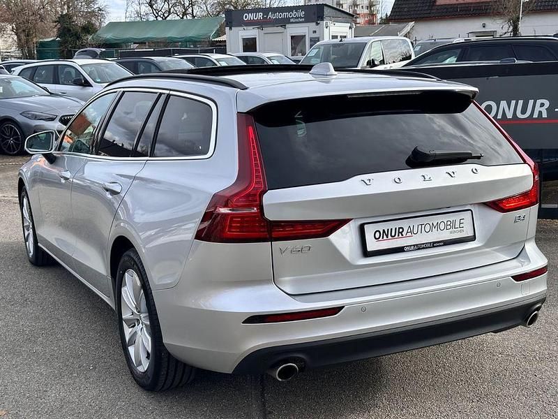 Gebraucht Volvo V60 Momentum 197 PS (144 kW) 2021 Silber Kombi