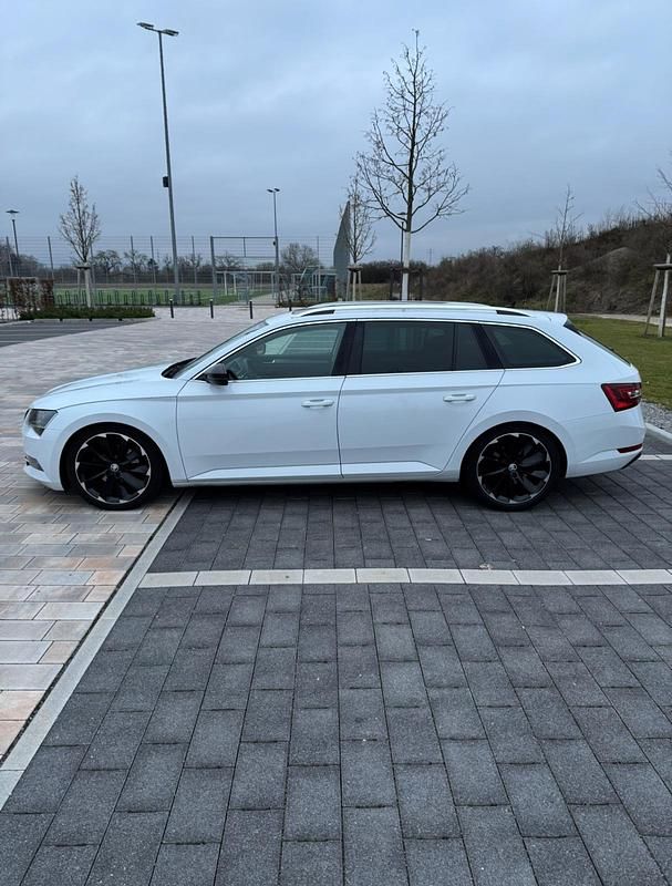 Weiß Gebraucht 2016 Skoda Superb Style Kombi | 12.000 € (Guter Preis) - Bild 1/4
