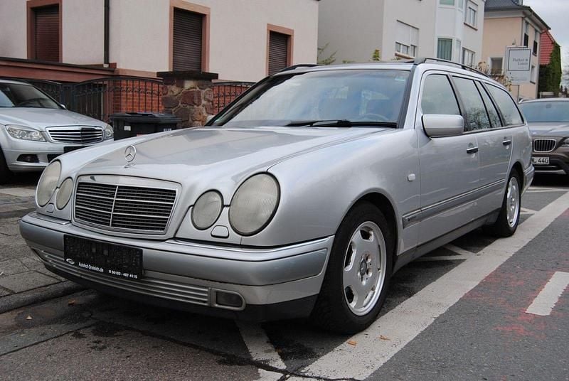 Silber Gebraucht 1998 Mercedes E200 Elegance Kombi | 1.980 € (Superpreis) - Bild 1/4